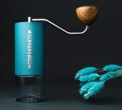 Moulin à Café COMANDANTE C40 MK4 Nitro Blade Alpine Lagoon 8 Moulin à Café COMANDANTE C40 MK4 Nitro Blade Alpine Lagoon -CaféStyle Boutique comandante alpine lagoon 2