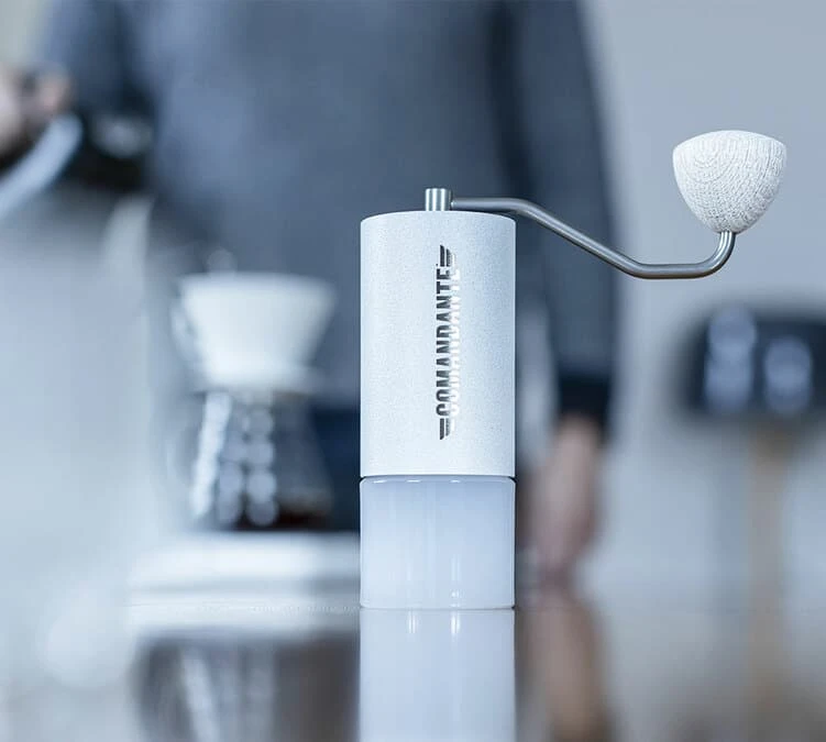 Moulin à Café Manuel COMANDANTE C40 MK4 Nitro Blade Snow White 3 Moulin à Café Manuel COMANDANTE C40 MK4 Nitro Blade Snow White – Image 3