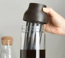 Carafe KINTO Capsule Marron Foncé 1L Pour Infusions à Froid -CaféStyle Boutique kinto capsule noire 3