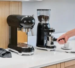 Moulin à Café SMEG Noir CGF01BLEU Années 50 -CaféStyle Boutique smeg broyeur noir 4